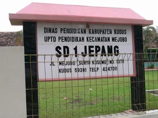 Bikin Senyum-senyum Sendiri, Inilah Plang Nama-nama Tempat yang Sungguh Out The Box