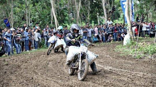 Balapan yang Tak Biasa Itu Namanya Balapan Ojek Gabah! Apakah Anda, Tahu?