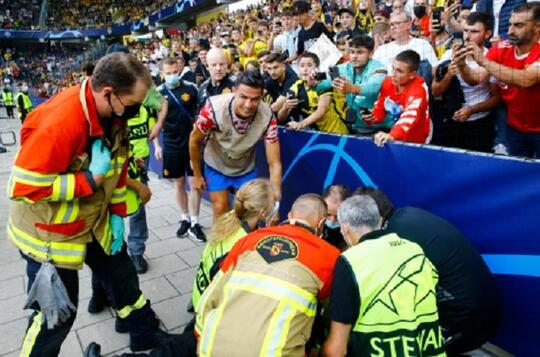 Jadi Korban Bola Nyasar, Steward Ini Pulang Bawa Kaos Cristiano Ronaldo