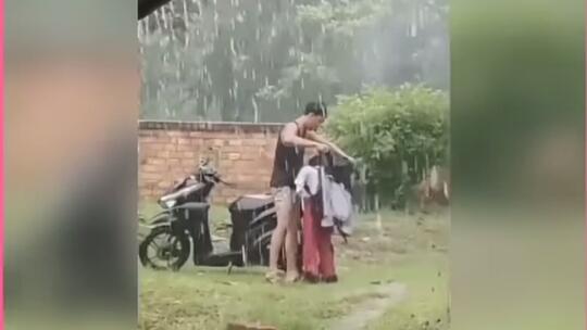 Viral Seorang Kakak Lepas Jaket untuk Adik yang Kehujanan, Apa Tugas Kakak Pada Adik?