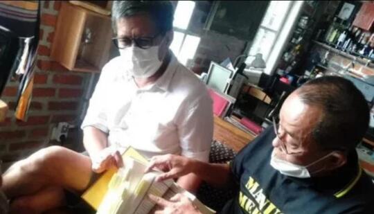 Bukan Sok Suci,Janggal Aja, Apa Motif Rocky Gerung Baca Quran? Dekat Botol Miras Lagi