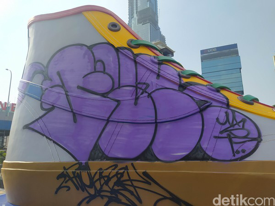 Baru Dipamerkan, Tugu Sepatu di Sudirman Sudah Jadi Sasaran Vandalisme