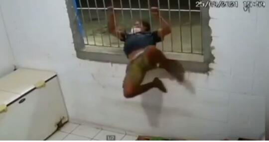 Semakin Aneh dan Nekat, Pencuri Ini Masuk Lubang Jeruji Sempit untuk Mengambil HP!