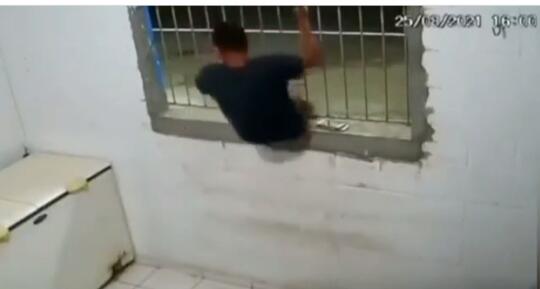 Semakin Aneh dan Nekat, Pencuri Ini Masuk Lubang Jeruji Sempit untuk Mengambil HP!