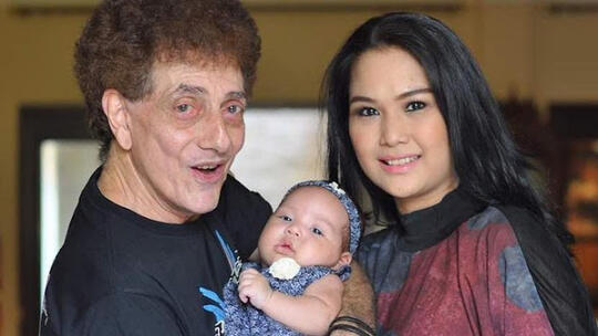 Makin Tua Makin Jadi, 8 Artis Pria yang Punya Anak Lagi di Atas Usia 60 Tahun