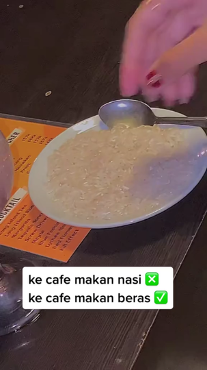 Saat Nongkrong Di Sebuah Cafe, Wanita ini Memesan BERAS MENTAH Lalu Memakannya !