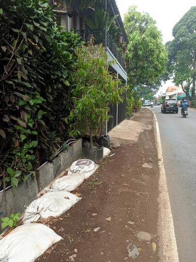 Beli mobil Tapi Ga punya garasi. Akhirnya Pasilitas Umum Di Sikat