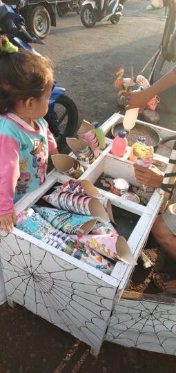 Anak Kecil Ini Setia Menunggu Jaring Laba-laba
