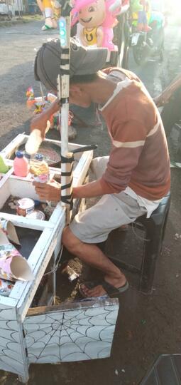 Anak Kecil Ini Setia Menunggu Jaring Laba-laba