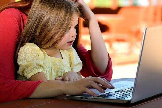 5 Langkah Mengajak Anak Berpikir Dengan Mengajaknya Berdiskusi