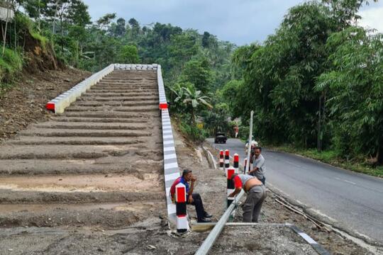 Apa Gunanya Tanjakan Kosong Di Samping Jalan?