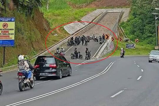 Apa Gunanya Tanjakan Kosong Di Samping Jalan?
