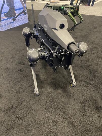 SPUR - Robot Anjing yang Dilengkapi Senjata Untuk Meladeni Peperangan Modern
