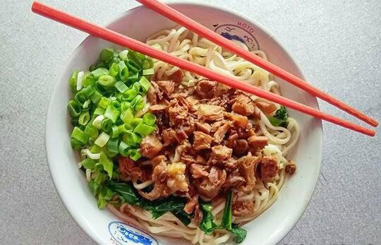 Memakan Mie Ayam Pakai Sendok atau Pakai Sumpit, Cara Mana yang Lebih Nikmat? 