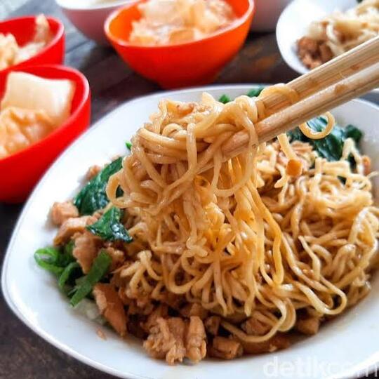 Memakan Mie Ayam Pakai Sendok atau Pakai Sumpit, Cara Mana yang Lebih Nikmat? 