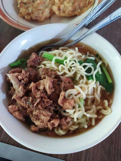 Memakan Mie Ayam Pakai Sendok atau Pakai Sumpit, Cara Mana yang Lebih Nikmat? 