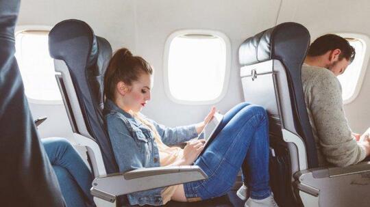 Sering Tidak Bisa Tidur di Pesawat? Inilah Alasan Kenapa Kursi Pesawat Tidak Nyaman