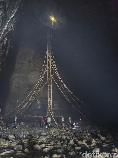 2 Pekerjaan Ekstrem dan Pada Ketinggian yang Ekstrem Pula! Ada Lawan?