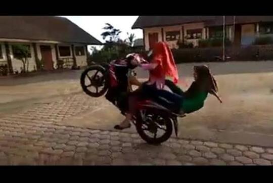 Kelakuan Absrud Pengendara Motor!!Part 2