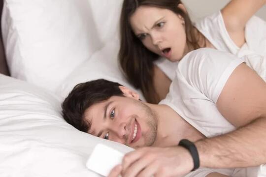 Punya Pasangan Porn Addict Bertahan atau Lepaskan?