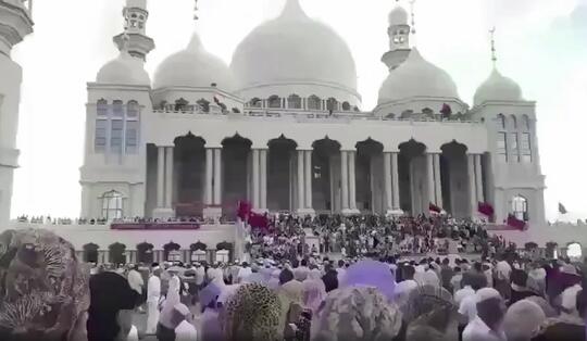 Cinanisasi Bangunan Masjid: Menghilangkan Arsitektur Arab Juga Menimpa Muslim Hui