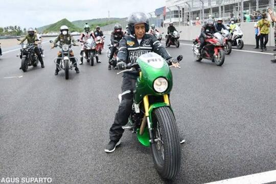 Gaharnya Balapan Hilang Seketika Di Mandalika,Mobil Dorna Steam Dengan Kearifan Lokal