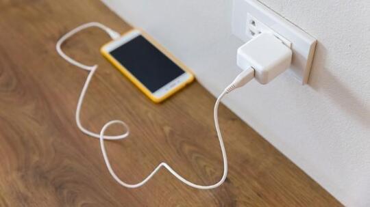 Benar Atau Salah, Ini 5 Mitos Dan Fakta 'Nge-Charge' Smartphone Yang Harus Diketahui!