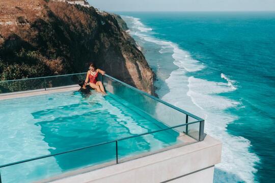 7 Etika Gunakan Kolam Renang Hotel, Kursi Santai Milik Bersama