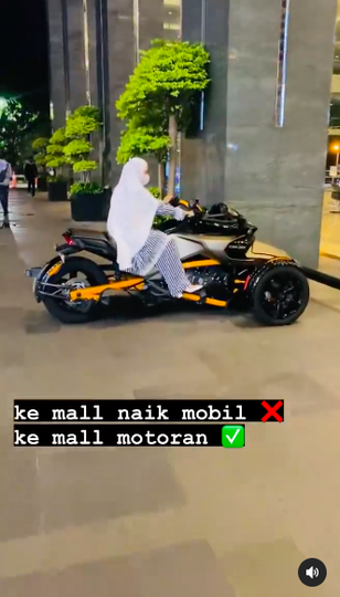 Tuai Kritikan, Intip Potret April Jasmine Naik Motor Gede ke Mal