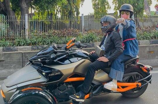 Tuai Kritikan, Intip Potret April Jasmine Naik Motor Gede ke Mal