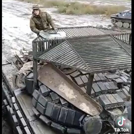 Tank T-80 Rusia di Krimea Tampil dengan Armor Baru yang Aneh