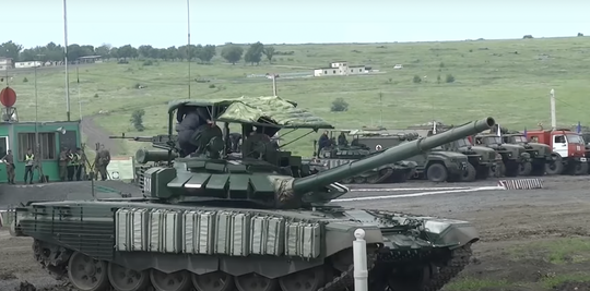 Tank T-80 Rusia di Krimea Tampil dengan Armor Baru yang Aneh