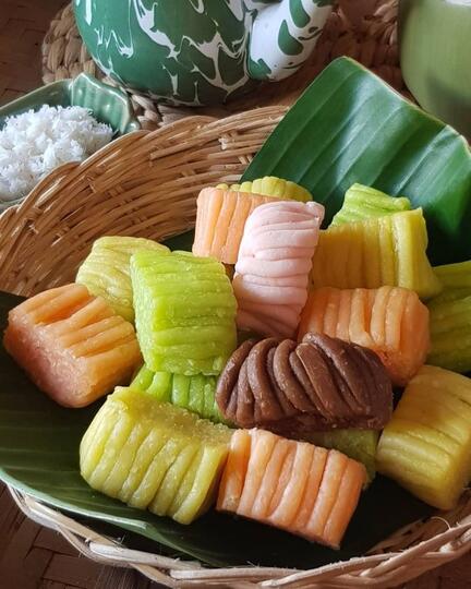 Deretan Kue yang Bentuknya Berlapis-lapis dan Berwarna-warni, Gansist Suka yang Mana?