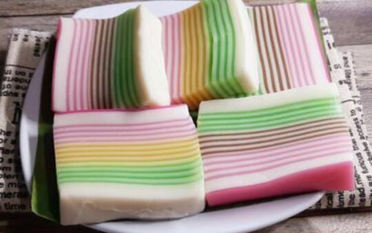 Deretan Kue yang Bentuknya Berlapis-lapis dan Berwarna-warni, Gansist Suka yang Mana?