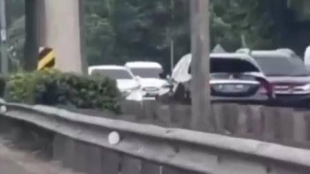 Orang Pikun Bawa Mobil Mewah Lawan Arah, Hasilnya Menabrak Mobil Lain Di Jalan Tol