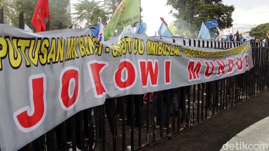 Buruh Bentangkan Spanduk 'JOKOWI MUNDUR' di Gedung Sate
