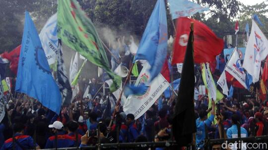 Buruh Bentangkan Spanduk 'JOKOWI MUNDUR' di Gedung Sate