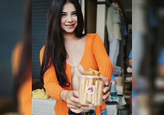 Wanita Cantik Ini Jualan Kok Ga Pakai Bra?