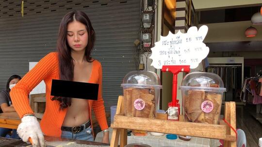 Wanita Cantik Ini Jualan Kok Ga Pakai Bra?