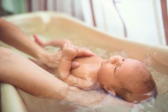 6 Perlengkapan Mandi Bayi Baru Lahir, Sudah Ada Semua?