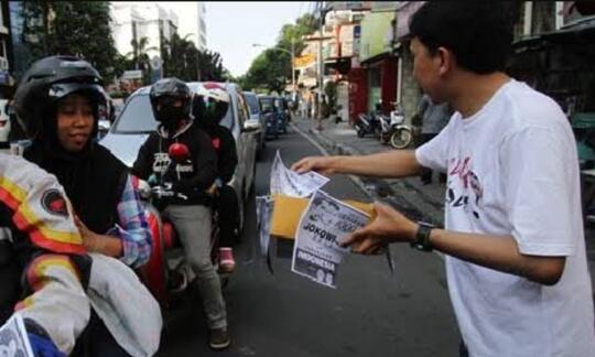 Sales Motor Tebar Brosur Kepemotor, Nggak Ada Tawaran Lain? (Saya Udah Punya!)