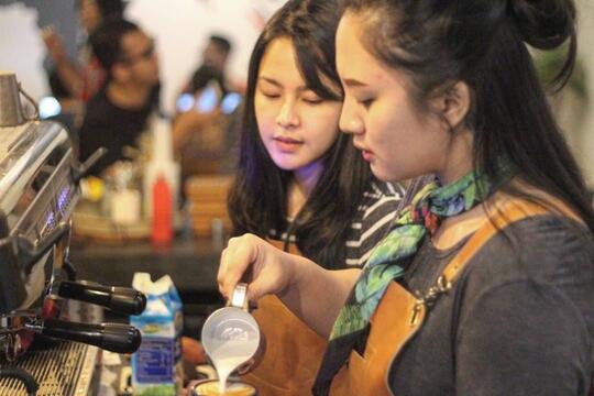 Alasan Starbak Laris Manis Padahal Kopinya Gak Ena Terus Mahal Lagi