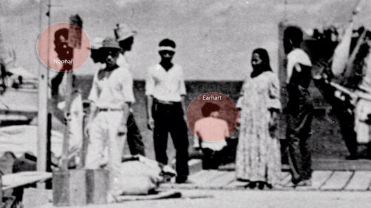 Melacak Jejak Hilangnya Amelia Earhart