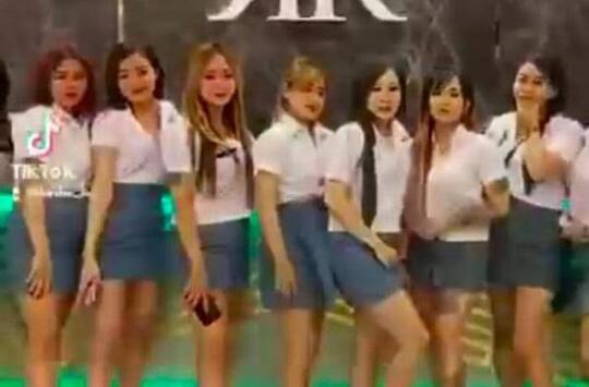 Pemandu Lagu Memakai Baju Mirip Seragam SMA, Dinilai Melecehkan Pendidikan