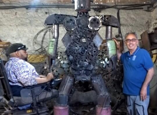 Patung oleh Hassan LAAMIRAT dalam logam daur ulang, logam bekas, daur ulang logam