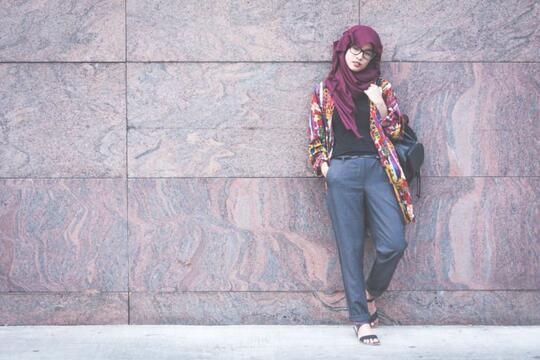 Catat, 8 Style Berhijab yang Ingin Terlihat Sopan tapi Nggak Terlalu Girly