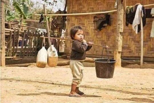 Kok Tega, Orang Tua Memeras Tenaga Anaknya yang Masih Kecil