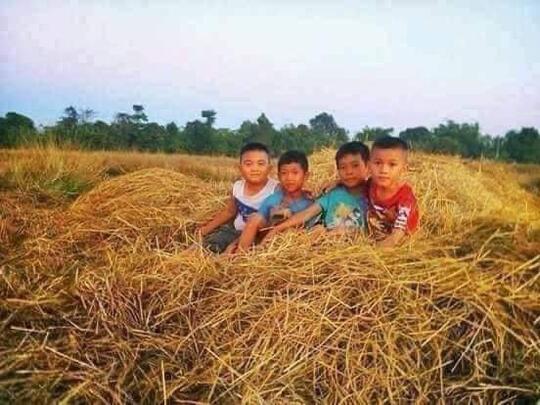 Kok Tega, Orang Tua Memeras Tenaga Anaknya yang Masih Kecil