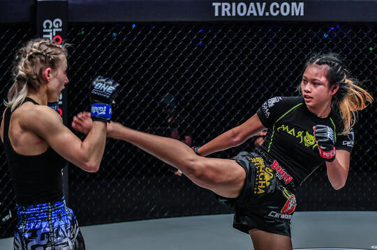 Supergirl, New Rising Star ONE Championship yang Mampu Buat K.O Lawan dalam 60 Detik!
