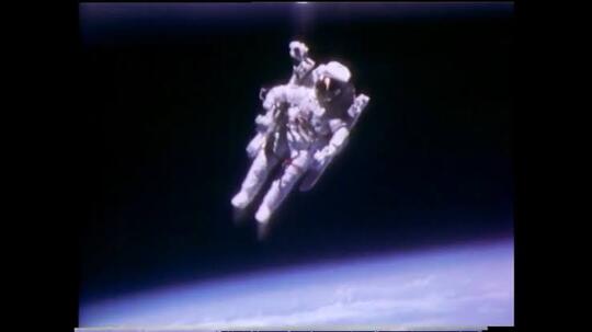 VIRAL ! Foto Penampakan Astronot 'TERKATUNG' Di Luar Angkasa Ini Memicu Perdebatan !